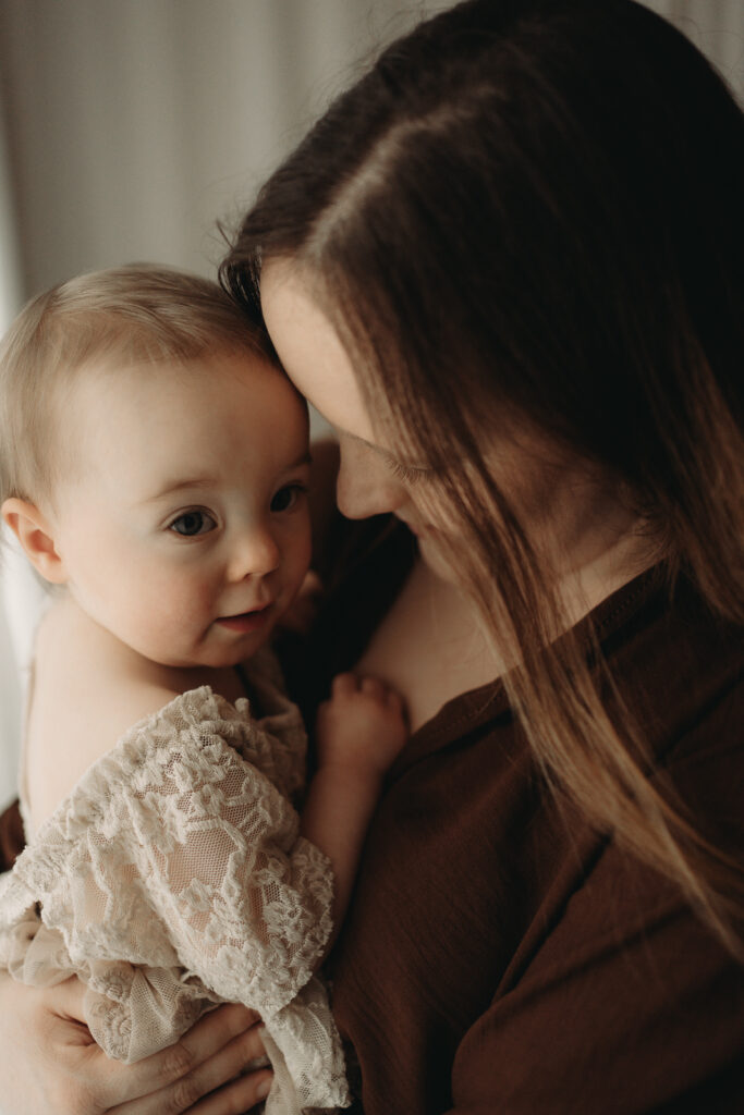 babyfotograf-mama-kind-bilder-baby-mit-Mama-motherhood-mommy-and-me-aalen-ellwangen-schwäbisch-gmünd-heidenheim